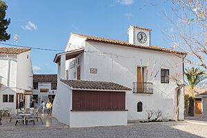 Archivo:Ayuntamiento, Guadalest, Alicante, España, 2023-01-21, DD 23