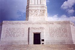 Archivo:Base of San Jacinto Monument (2001-05)