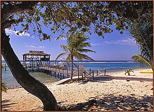 Archivo:Beach on the south shore at Cayman Brac