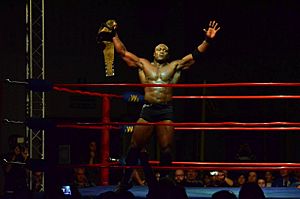Archivo:Bobby lashley winning heavyweight title in IWS italy
