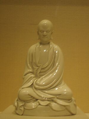 Archivo:Bodhidharma, Porcelain, Ming Dynasty (cropped)