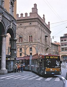 Archivo:Bologna Autodromo trolleybus at Piazza Mercanzia