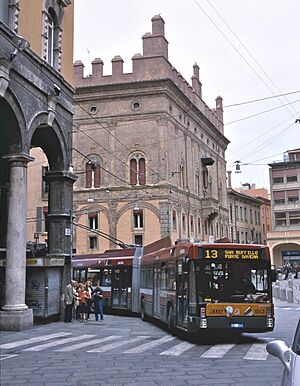 Archivo:Bologna Autodromo trolleybus at Piazza Mercanzia
