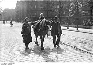 Archivo:Bundesarchiv Bild 102-09998, Berliner Markthändler