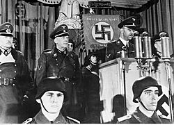 Archivo:Bundesarchiv Bild 146-1987-128-10, Rede Heinrich Himmler vor Volkssturm