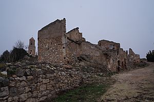 Archivo:Calle destruida. Pueblo viejo de Corbera de Ebro