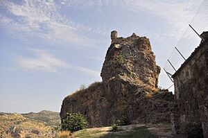 Archivo:Castillo de Colomera - Restos
