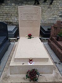 Archivo:Grave of Jean-Paul Sartre and Simone de Beauvoir 2016