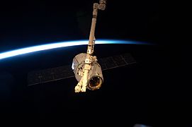 Archivo:ISS-31 SpaceX Dragon is grappled by Canadarm2