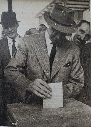 Archivo:Juan Antonio Rios votando