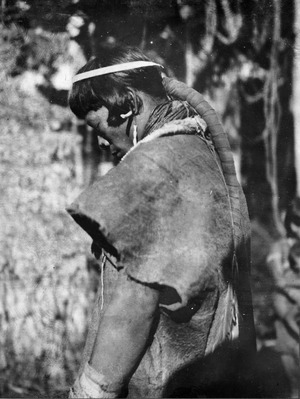 Archivo:Lago rojo Aguado, NÖ. Bolivia. Chacoboindian med stångpiska - SMVK - 005052