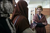 Archivo:Laura Bush meets female students at Kabul University