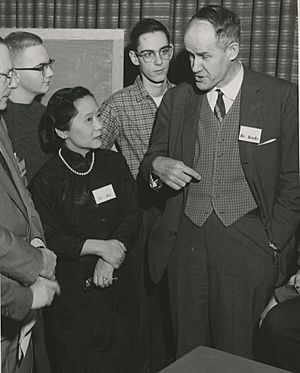 Archivo:Left to right Chien-shiung Wu (1912-1997) and Dr. Brode (6891734435)
