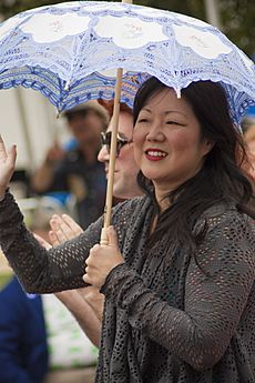 Archivo:Margaret Cho at Los Angeles Pride - 20110612