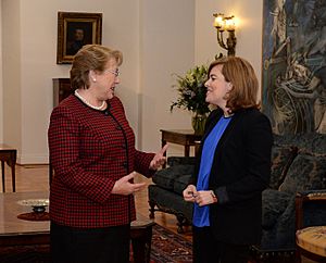 Archivo:Michelle Bachelet con Soraya Sáenz