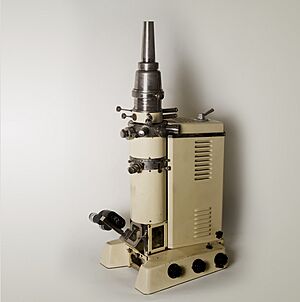 Archivo:Microscopio electrónico, 1960, Muncyt