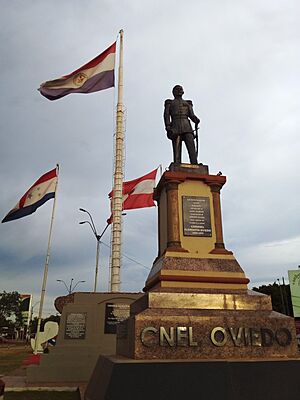 Archivo:Monumento al Coronel Florentín Oviedo, cuyo nombre le fue dado a la ciudad