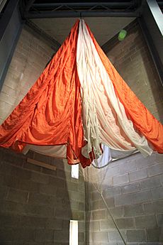 Archivo:Orange and White Parachute (Goldfinger) National Motor Museum, Beaulieu