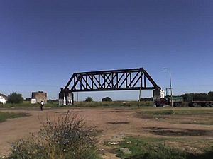 Archivo:Puente del ex-ferrocarril Midland sobre el Sarmiento