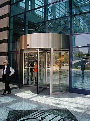Archivo:Revolving Door