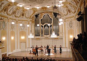 Archivo:Salzburg Mozarteum Saal