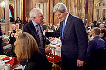 Archivo:Secretary Kerry Greets Environmental Activist Ted Turner Before Addressing a UN Foundation-Hosted Breakfast Meeting Focused on the Ocean in Paris (22977278124)