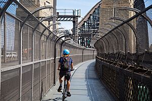 Archivo:Sydney Harbour Bridge cyclist
