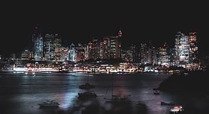 Archivo:Sydney at night from McMahons Point