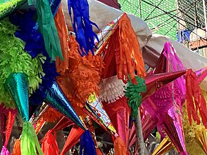 Archivo:Traditional Mexican Piñatas 02