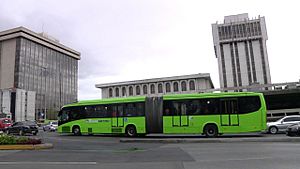 Archivo:Transmetro en centro cívico de Guatemala