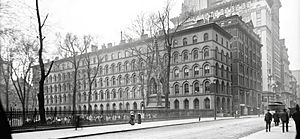 Archivo:View from Broadway across the Trinity Church yard to the Trinity Building, New York City, November 16, 1902 crop