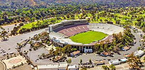 Archivo:2018.06.17 Over the Rose Bowl, Pasadena, CA USA 0046 (42855686701)