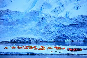 Archivo:After dinner, the boats headed to the nearbye shore with the hardy group that planned (and paid extra for) to spend the night in tents on shore not far from Brown station. (25882566932)