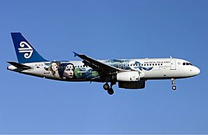 Archivo:Air New Zealand Airbus A320 Lord of the Rings livery Creek