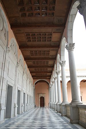 Archivo:Alcazar Toledo Galeria Patio Central