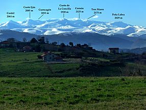 Archivo:Algunas montañas de la sierra del Cordel y del Híjar vistas desde Alfoz de Lloredo (Cantabria). Enero de 2021