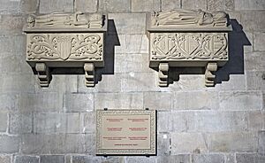 Archivo:Barcelona Cathedral Interior - Royal tombs in the Cathedral of Barcelona