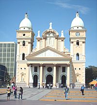Archivo:Basílica de la Chiquinquirá - Fachada 01