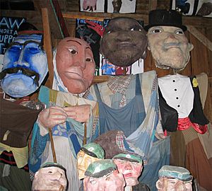 Archivo:Bread and puppet puppets glover vermont