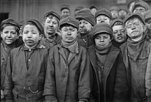 Archivo:Breaker boys. Smallest is Angelo Ross. Hughestown Borough Coal Co. Pittston, Pa. - NARA - 523384