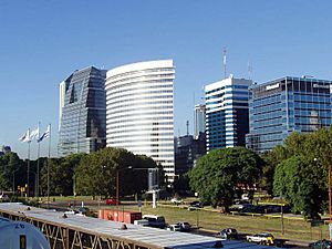 Archivo:Buenos Aires-Retiro(CatalinasNorte)-P3090002