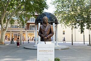 Archivo:Busto Antonio Gala - Escultura de César Orrico - Boulevard Gran Capitán - Córdoba 05