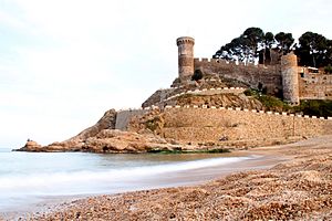 Archivo:Castell de Tossa de Mar des de la platja