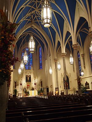 Archivo:Cathedral of Saint Mary of the Immaculate Conception (Peoria, Illinois) - nave, view from the corner 2