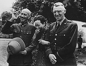 Archivo:Chiang Kai Shek and wife with Lieutenant General Stilwell