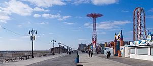 Archivo:Coney Island Boardwalk 1