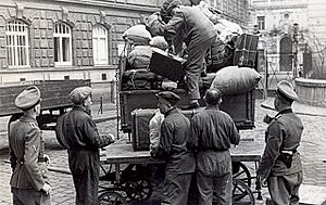 Archivo:Deportation der österreichischen Juden Wien 1942