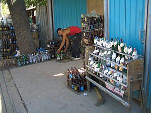 Archivo:E8086-Bishkek-glass-bottle-collection-point