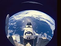 Archivo:Earth & Atlantis (STS-71)
