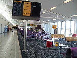 Archivo:Edinburgh Airport gate lounge